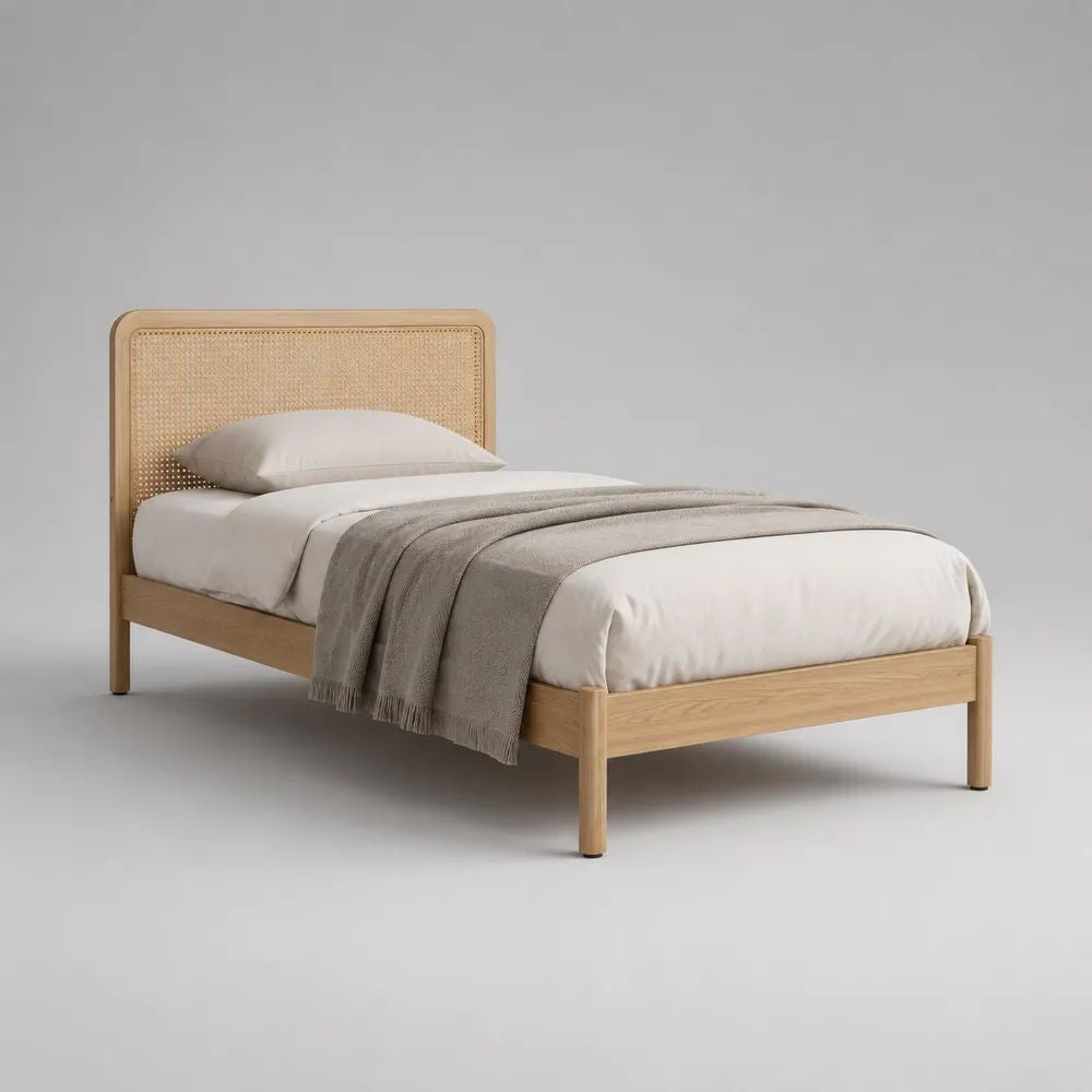 Einzelbett aus massivem Kautschukholz mit Rattan-Kopfteil, Natur/Naturbeige, Liegefläche 90 × 200 cm, Gesamtmaß 208 × 98 × 110 cm